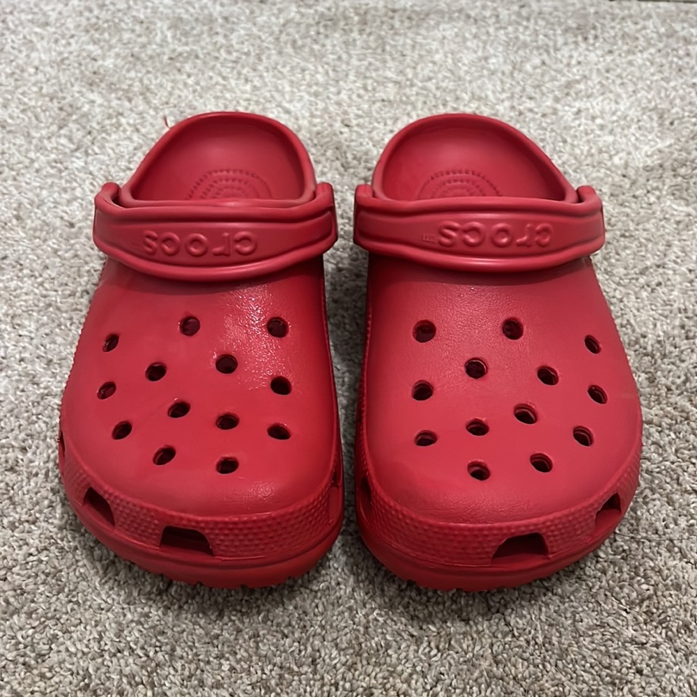 RED CROCS!! 4 FREE JIBBETS